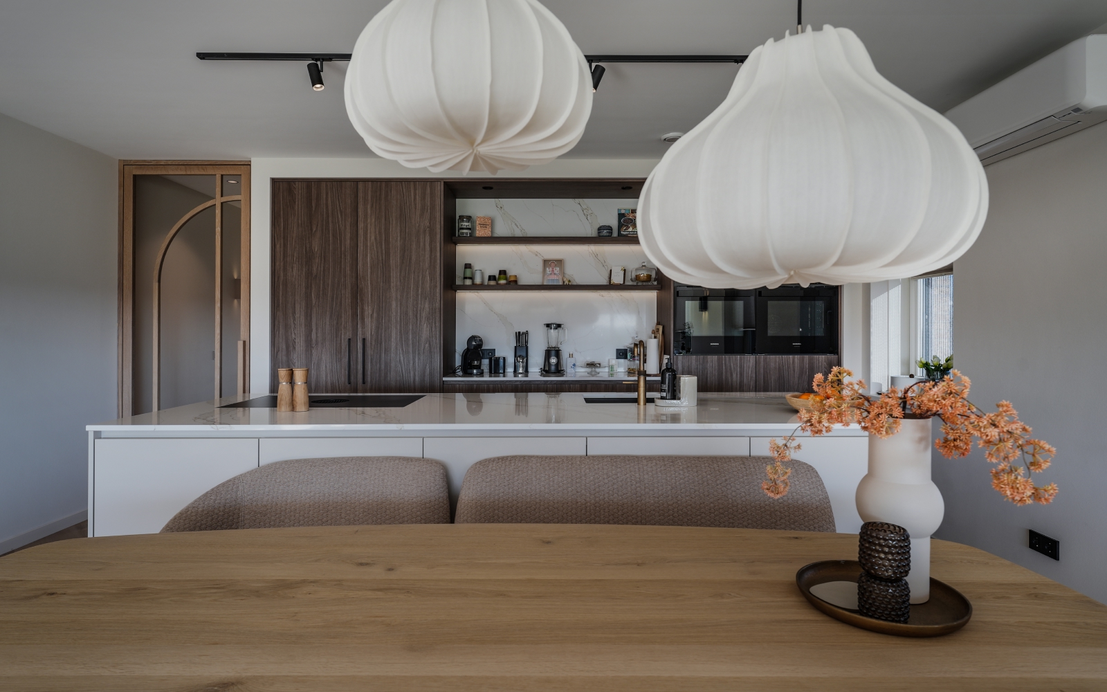 Keuken met eettafel in gerenoveerd appartement.