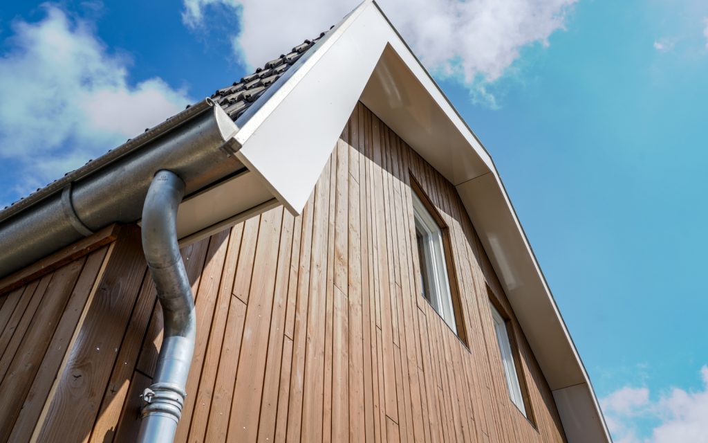 Thermisch verduurzaamt gevelhout in barcode verticaal gemonteerd.