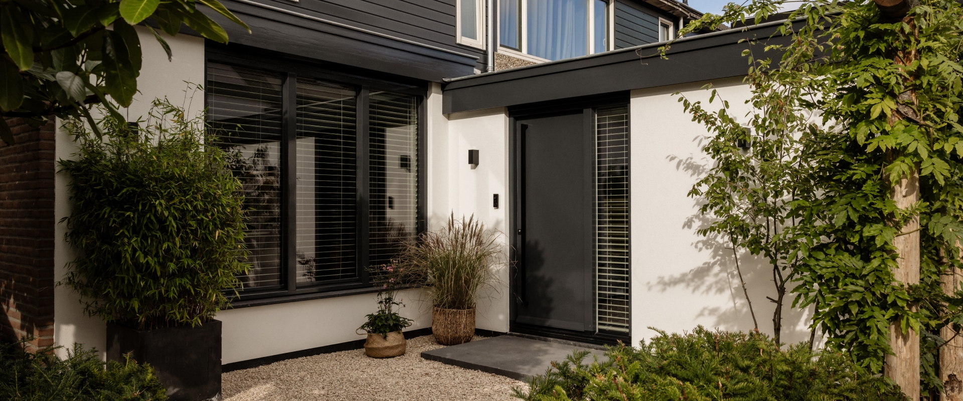 Uitbouw aan de voorzijde van woning en soepele overgang met wat voorheen de schuur was.