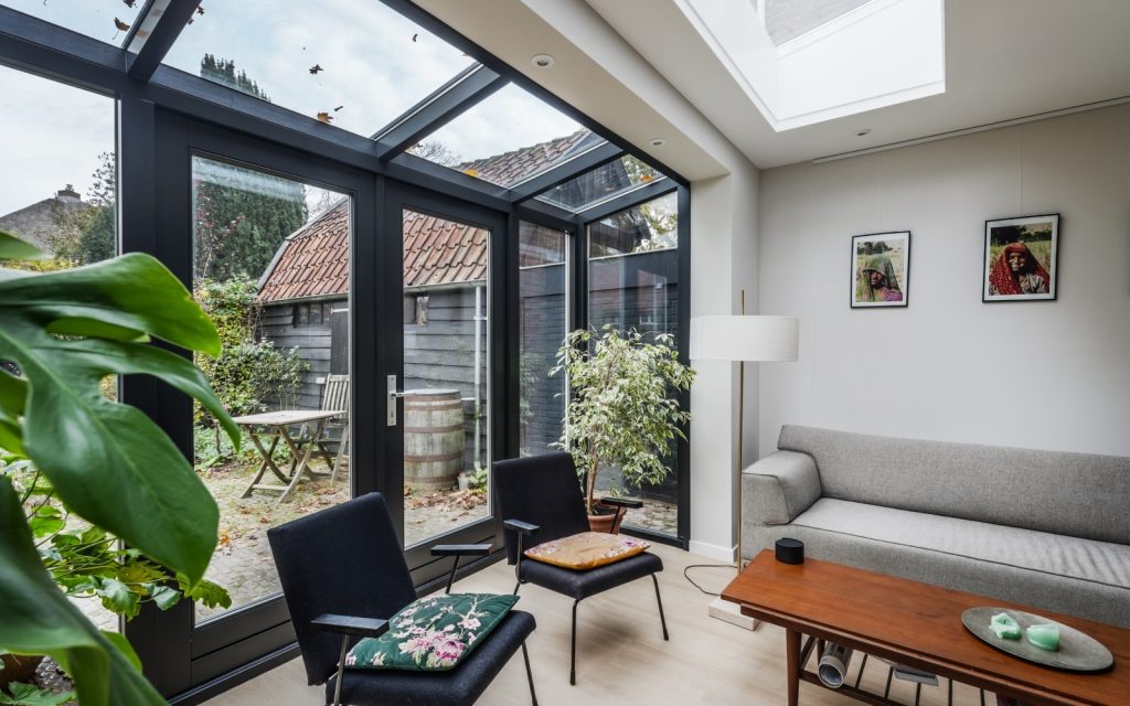 Uitbouw binnenkant grote ramen met dakraam