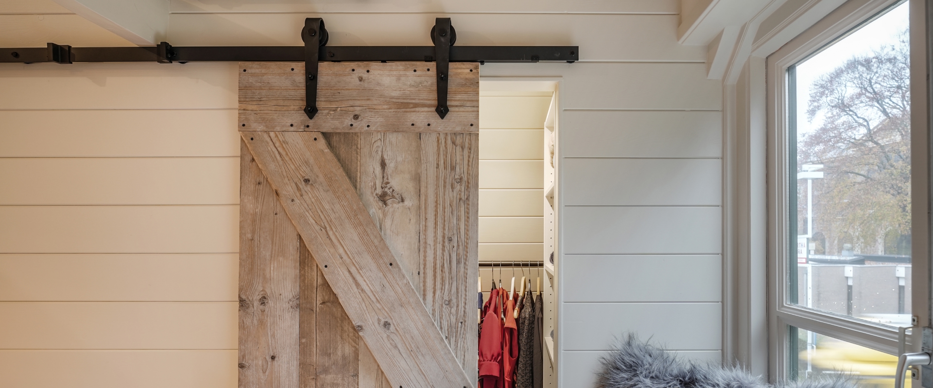 Schuiddeurkast in renovatie slaapkamer